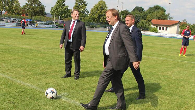 Justizminister Bausback, DFB-Vizepräsident Koch und Bürgermeister Maciejonczyk (v.l.) übernehmen den Anstoß. Foto: Elke Pieger