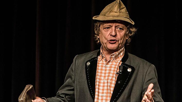 Wie der Kabarettist Frank-Markus Barwasser im ausverkauften Kongresshaus die Bühne zur Kanzel werden lässt.