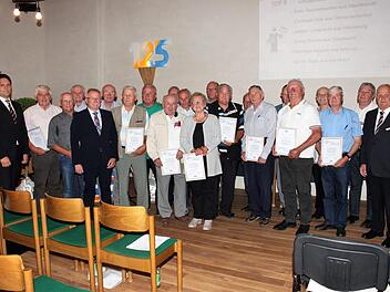 50 und 60 Jahre sind diese Genossenschaftsmitglieder ihrer Raiffeisenbank treu geblieben. Im Bild rechts Vorstandsvorsitzender Georg Mönius, der demnächst in den Ruhestand geht. Nachfolger im Vorstand sind Stefan Gebhardt (links) und Harald Wehner. Foto: Evi Seeger