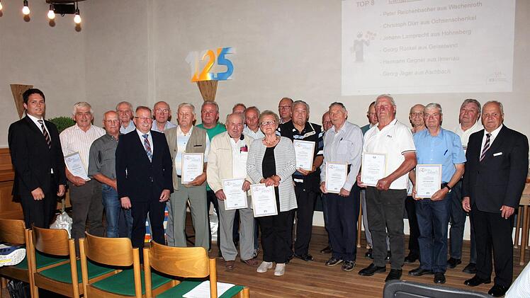 50 und 60 Jahre sind diese Genossenschaftsmitglieder ihrer Raiffeisenbank treu geblieben. Im Bild rechts Vorstandsvorsitzender Georg Mönius, der demnächst in den Ruhestand geht. Nachfolger im Vorstand sind Stefan Gebhardt (links) und Harald Wehner. Foto: Evi Seeger