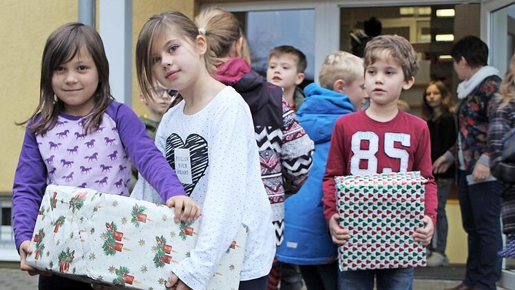 Auch Kim (links) und Maria haben Päckchen gepackt für Kinder, denen es nicht so gut geht. Mit großer Freude lieferten auch sie ihre Geschenke ab, die jetzt nach Osteuropa gebracht werden.  Foto: sw