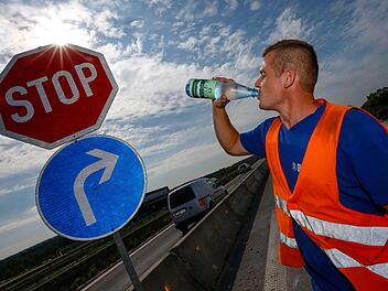 Viel trinken - anders ist die Gluthitze auf einer Autobahnbaustelle nicht zu ertragen Matthias Hoch