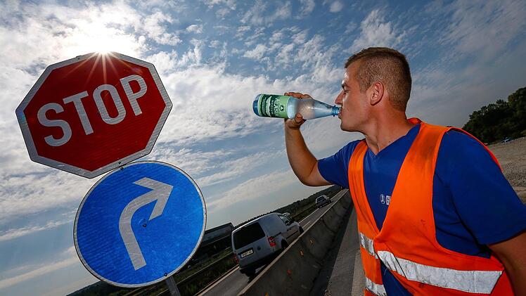 Viel trinken - anders ist die Gluthitze auf einer Autobahnbaustelle nicht zu ertragen Matthias Hoch