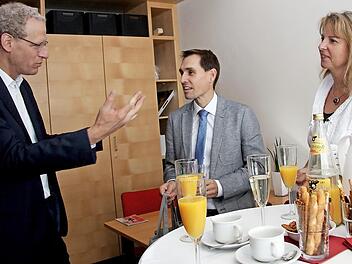 Bürgermeister German Hacker bei der offiziellen Amtseinführung der beiden neuen Mitglieder der Schulleitung Helmut Nicklas und Manuela Janisch (von links) Foto: Richard Sänger