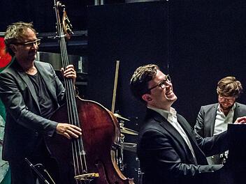Jazzabend bei den Musikfreunden: Mini Schulz, Frank Dupree und Obi Jenne (von links) gastierten im HUK-Foyer auf der Bertelsdorfer Höhe.Foto: Jochen Berger