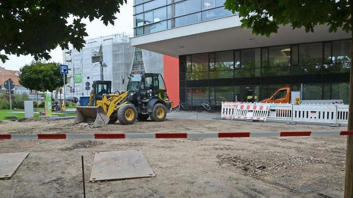 Auch das Park-Rondell wird umgebaut.  Fotos: Bernhard Panzer