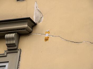 Deutlich sichtbar sind tiefe Risse an der Fassade des Landestheater-Verwaltungsgebäudes. Sogenannte Riss-Monitore sollen dokumentieren, ob sich diese Risse weiter verändern.Foto: Jochen Berger