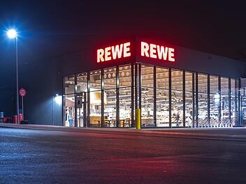 Kunden rätseln über merkwürdiges Detail an Rewe-Ausgang - dahinter steckt ein ernster Grund