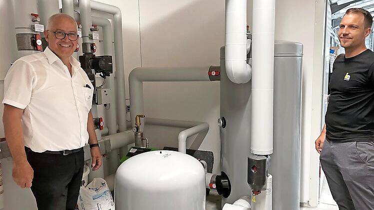 Franz Hünnerkopf (links) und Daniel Ries gaben Einblicke in die Produktionshalle von Schell Fahrzeugbau.