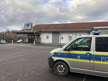 Raubüberfall auf Supermarkt: Vermummter Täter auf der Flucht
