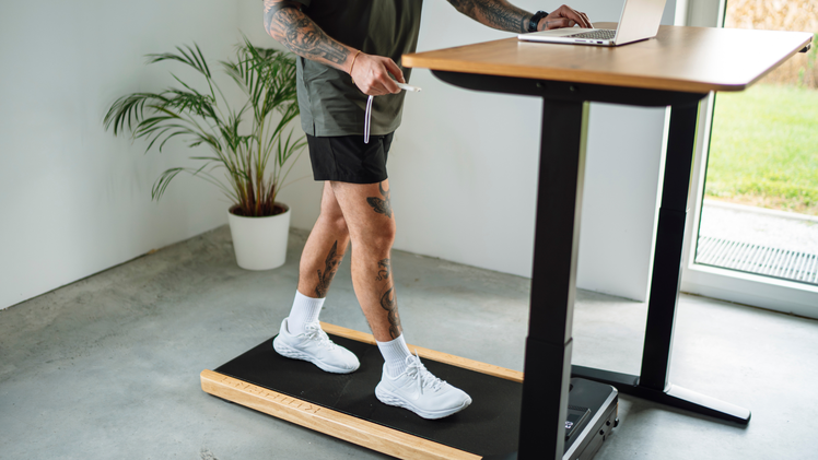 Ideal f&uuml;r alle, die im B&uuml;ro oder zuhause keine Zeit f&uuml;r ausgedehnte Sporteinheiten haben: Das Walking Pad K1 sorgt daf&uuml;r, dass du beim Arbeiten aktiv bleibst. Seine leise Technik st&ouml;rt dabei weder Meetings noch die Konzentration.