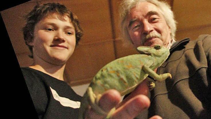 Benedikt (15)  hat auch zuhause in Draisendorf   Chamäleons. Zusammen mit  Papa Rainer Hahn  erlebte der Jugendliche seine Lieblingstiere in freier Wildbahn.  Foto:  Josef Hofbauer