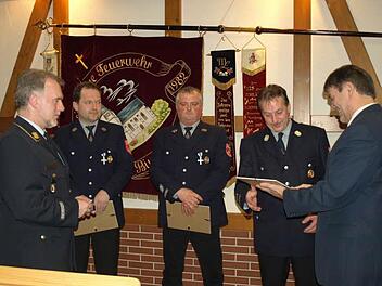 Stellvertretender Landrat Gerhard Wunder (re) zeichnet zusammen mit Kreisbrandrat Joachim Ranzenberger (li) die Kameraden (von links) Stefan Trebes, Fred Gareis und Thomas Kräußling mit dem staatlichen Ehrenkreuz in Silber für 25 Jahre aktiven Dienst aus. Foto: Susanne Deuerling