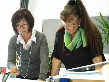 Kämpfen sich durch die Bürokratie: die Wahlleiterin Petra Felser (links) und Schriftführerin Beatrix Flemming in Eltmann. Foto: Katja Kölbl