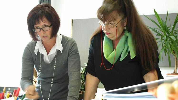 Kämpfen sich durch die Bürokratie: die Wahlleiterin Petra Felser (links) und Schriftführerin Beatrix Flemming in Eltmann. Foto: Katja Kölbl