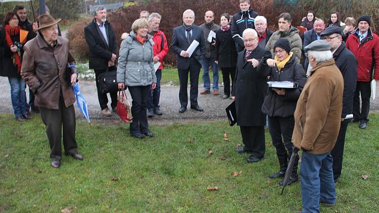 Die Mitglieder des Kreis-Bauausschusses am künftigen Hallenbad-Standort