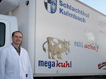 Ein Hingucker ist der Lieferwagen, mit dem Schlachthof-Chef Dirk Grühn das Fleisch auf Wunsch zum Kunden bringt. Foto: Dagmar Besand