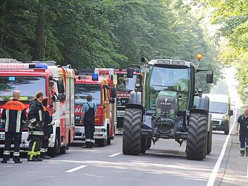 Großübung: Das Zusammenwirken unterschiedlichster Einsatzkräfte wurde an der B 27 im Neuwirtshauser Forst geübt.  Fotos: Gerd Schaar