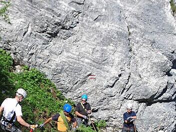 Der Hohe Gang von der Talstation der Ehrwalder Almbahn zur Coburger Hütte war durch Felssturz blockiert. Mit Hilfe von Studenten der Hochschule wurde der Pfad geräumt und neu gesichert. Das Foto übermittelte Sektionsvorsitzender Thomas Engel am gestrigen Donnerstag. Foto: Thomas Engel