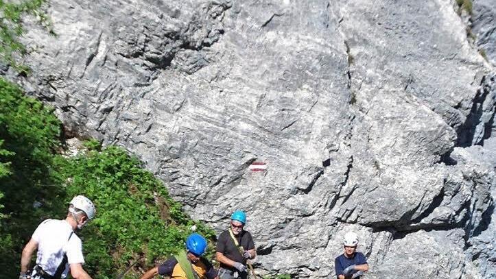 Der Hohe Gang von der Talstation der Ehrwalder Almbahn zur Coburger Hütte war durch Felssturz blockiert. Mit Hilfe von Studenten der Hochschule wurde der Pfad geräumt und neu gesichert. Das Foto übermittelte Sektionsvorsitzender Thomas Engel am gestrigen Donnerstag. Foto: Thomas Engel