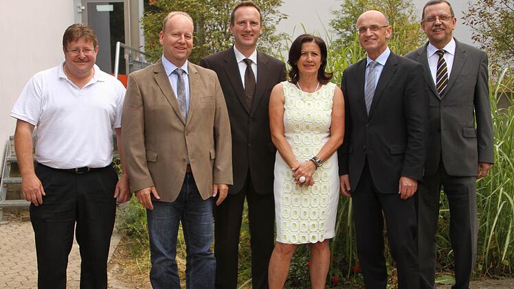 Die bisherige Konrektorin Manuela Küfner wurde in ihr Amt als Rektorin der Wallburg-Realschule eingeführt; von links Elternbeiratsvorsitzender Jürgen Malinowski, Personalratsvorsitzender Günter Kerschensteiner, Bürgermeister Michael Ziegler, Rektorin Manuela Küfner, Landrat Wilhelm Schneider und Ministerialbeauftragter Horst Karch.