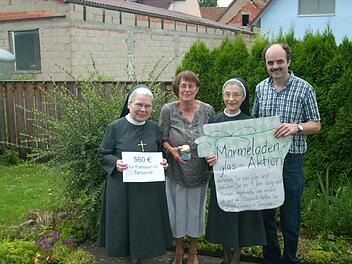 Übergabe des Erlös der Pfarreiengemeinschaft Bad Neustadt an die Erlöserschwestern für ihr Afrika-Projekt. Das Bild zeigt von links: Schwester Lugera, Renate Bauer für die "Eine-Welt-Gruppe", Schwester Luitgard und Diakon Wolfgang Dömling. Foto: Eckert