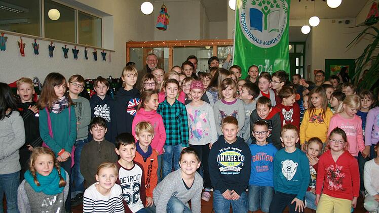 Grundschüler in Burkardroth bei der Prädikatsverleihung.