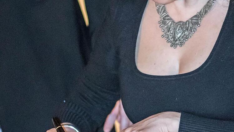 Impressionen vom Rückert-Festakt im historischen Coburger Rathaussaal: Sema Kaygusuz trägt sich in das Goldene Buch ein.Foto: Jochen Berger