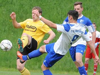Fuß an Fuß begegnen sich Julian Wüscher vom FC Thulba (links) und Vlad Ruja vom FC 06 Bad Kissingen. Foto: Hopf