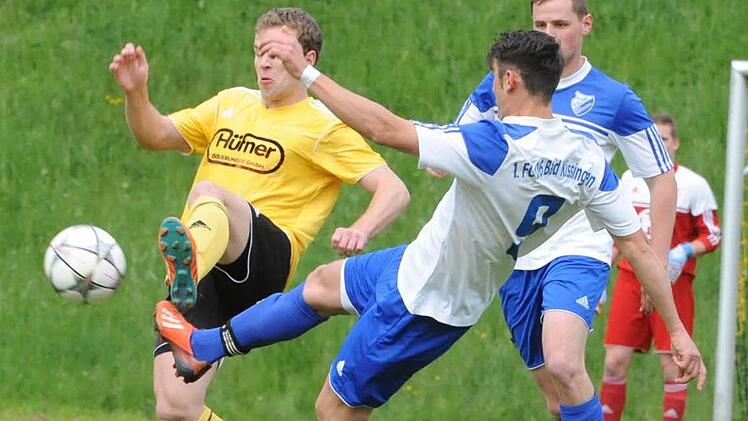 Fuß an Fuß begegnen sich Julian Wüscher vom FC Thulba (links) und Vlad Ruja vom FC 06 Bad Kissingen. Foto: Hopf