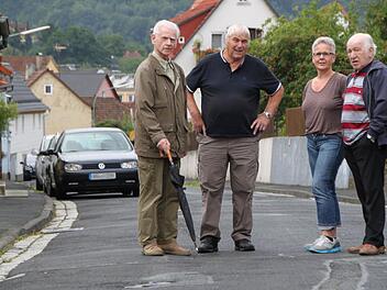 Die Schäden in der Frühlingsstraße nehmen zu. Die Anwohner machen dafür den ausufernden Umleitungsverkehr verantwortlich. Etliche Autofahrer versuchen so, die Baustelle in der Kissinger Straße zu umfahren. Foto: Ulrike Müller