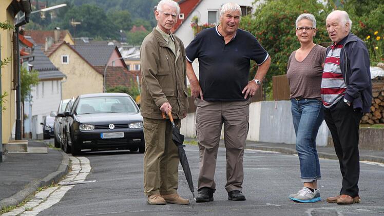 Die Schäden in der Frühlingsstraße nehmen zu. Die Anwohner machen dafür den ausufernden Umleitungsverkehr verantwortlich. Etliche Autofahrer versuchen so, die Baustelle in der Kissinger Straße zu umfahren. Foto: Ulrike Müller