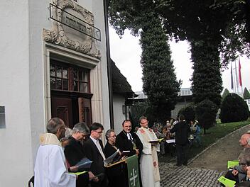Vor der Nikolauskapelle und unter der hebräischen Inschrift feiern Gottesdienst (von links): der römisch-katholische Dekan Roland Huth, Christl Grünberg und Wolfgang Graf von der alt-katholischen Kirchengemeinde St. Nikolaus, Pastor Sebastian Thierfelder von den Baptisten, Rabbinerin Dr. Antje Yael Deusel, der evangelisch-lutherische Dekan Andreas Kleefeld und der alt-katholische Pfarrer Hans-Jürgen Pöschl. Foto: Martin Koch