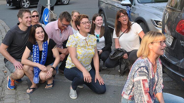 Diese skandierten aus der Hocke heraus ein kräftiges "Humba-Täterää".  Foto: Hühnlein