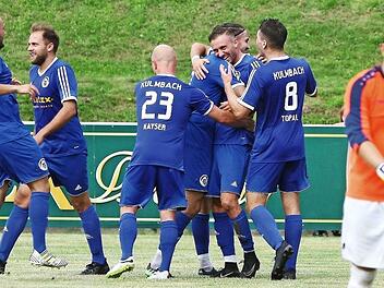 VfR-Torh&uuml;ter Dominik Bu&szlig; (r.) ist entt&auml;uscht, die ATS-Spieler jubeln &uuml;ber Tonkas Tor zum 2:1.  Foto: Monika Limmer