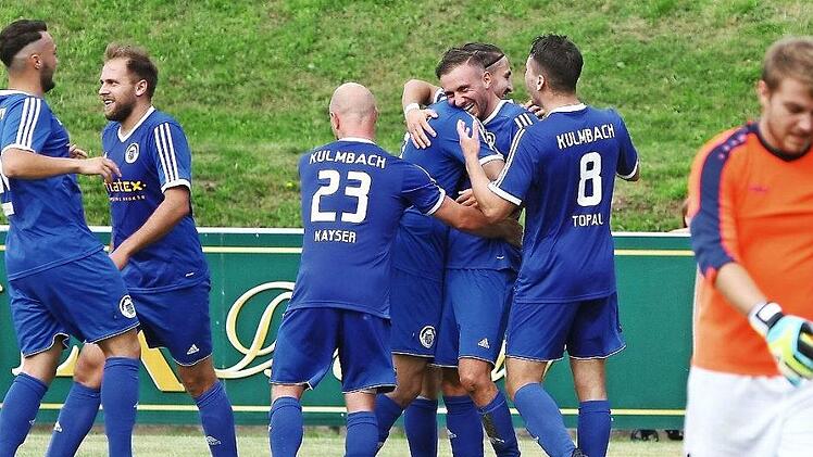 VfR-Torh&uuml;ter Dominik Bu&szlig; (r.) ist entt&auml;uscht, die ATS-Spieler jubeln &uuml;ber Tonkas Tor zum 2:1.  Foto: Monika Limmer