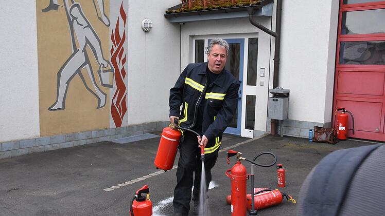 So soll man es nicht machen. Den Feuerlöscher erst an der Feuerstelle betätigen.