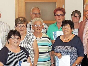 Der VdK ehrte seine Mitglieder (von links) Tobias Hack, Beate Woytschsowski, Lydia Brunhofer, Magdalena Brehm, dahinter Karl Zink, Ursula Kress, Gertrud Förster, Christa Schwandner und Karl-Heinz Bauer. Foto: Dieter Gropp