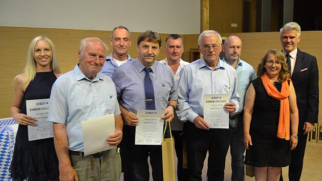 Bei den Ehrungen (von links): Eva Maria, Schmitt, Bernhard Schorr, Paul Stubenrauch, Manfred  Weingold, Andreas Schneiderbanger, Bernhard H&uuml;mmer, Norbert Reinwand, Lilo Stubenrauch und Steffen Vogelprivat