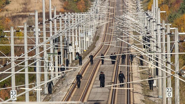 Polizisten suchen auf der ICE-Strecke zwischen Nürnberg und München die Schienen ab.Foto: Daniel Karmann/dpa (Archiv)