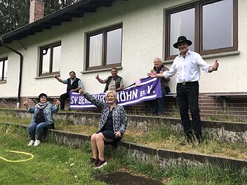 Erinnerungen werden wach: Dort, wo 1971 vor dem Höhner Sportheim die Bühne stand, sitzen Festival-Besucher von einst (von links): Petra Straßner-Müllner, Werner Martin, Hartwig Langbein, Anette Angermüller, Rainer Bätz und der SVH-Vorsitzende Reinhard Elsner, Fotos: Christoph Böger