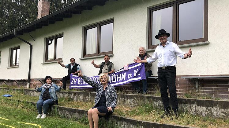 Erinnerungen werden wach: Dort, wo 1971 vor dem Höhner Sportheim die Bühne stand, sitzen Festival-Besucher von einst (von links): Petra Straßner-Müllner, Werner Martin, Hartwig Langbein, Anette Angermüller, Rainer Bätz und der SVH-Vorsitzende Reinhard Elsner, Fotos: Christoph Böger