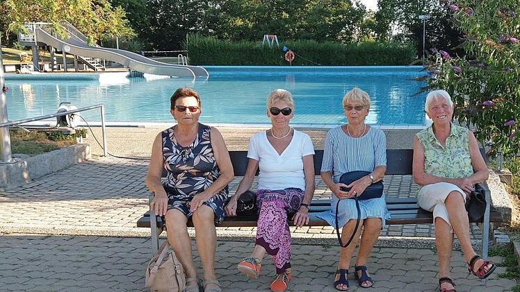 Vier treue Freibadfreundinnen (von links) : Erika Klopf, Friedel Gebhard, Gertraud Vierbücher und Hanne Müller