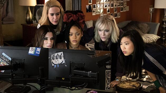 Jetzt k&ouml;nnen die M&auml;nner einpacken, von links: Debbie Ocean, Tammy (Sarah Paulson), Nine Ball (Rihanna), Lou Miller (Cate Blanchett) und Constance (Awkwafina) planen einen Diamanten-Raub, der sich mit dem von Debbies Bruder Danny Ocean messen kann.