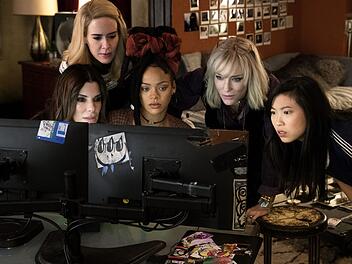 Jetzt k&ouml;nnen die M&auml;nner einpacken, von links: Debbie Ocean, Tammy (Sarah Paulson), Nine Ball (Rihanna), Lou Miller (Cate Blanchett) und Constance (Awkwafina) planen einen Diamanten-Raub, der sich mit dem von Debbies Bruder Danny Ocean messen kann.