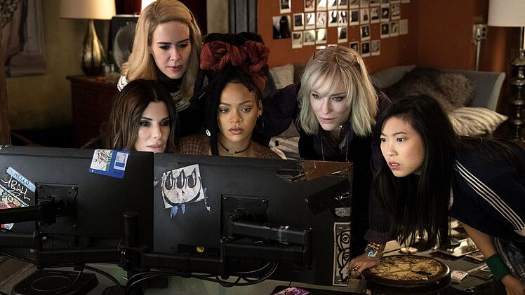 Jetzt k&ouml;nnen die M&auml;nner einpacken, von links: Debbie Ocean, Tammy (Sarah Paulson), Nine Ball (Rihanna), Lou Miller (Cate Blanchett) und Constance (Awkwafina) planen einen Diamanten-Raub, der sich mit dem von Debbies Bruder Danny Ocean messen kann.