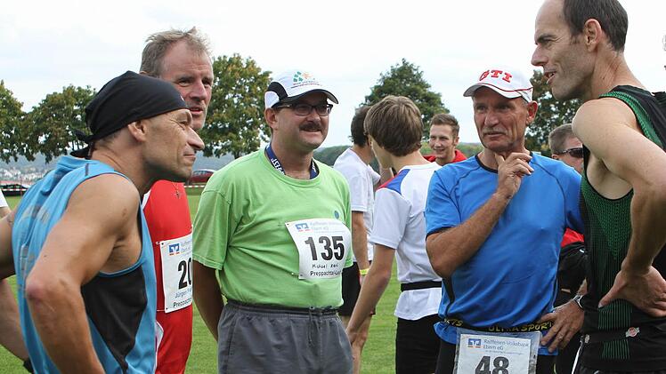 Vor dem Start tauschen  die Teilnehmer letzte Erkenntnisse aus. Ob Routinier Uli Pfuhlmann (rechts) und Extremsportler Rainer Hofmann (links) aber alle  ihre  Geheimnisse verraten?