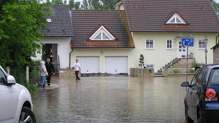 Wasser, soweit das Auge reicht, auch im Schäfergraben. Foto: Andreas Dorsch