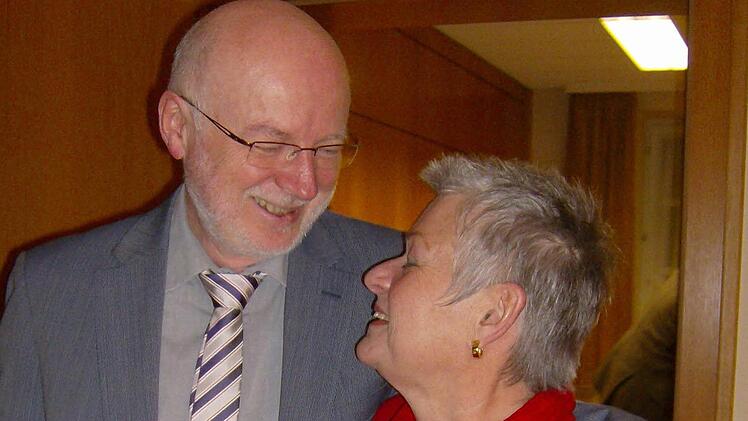 Wolfgang Rast freut sich mit seiner Frau Annita über seinen klaren Sieg. Fotos: Petra Malbrich