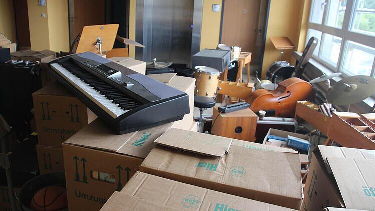 Die Einrichtungsgegenstände des Musikzimmers müssen vom 2. Stock des Hauptbaus ins Erdgeschoss des Mittelbaus.